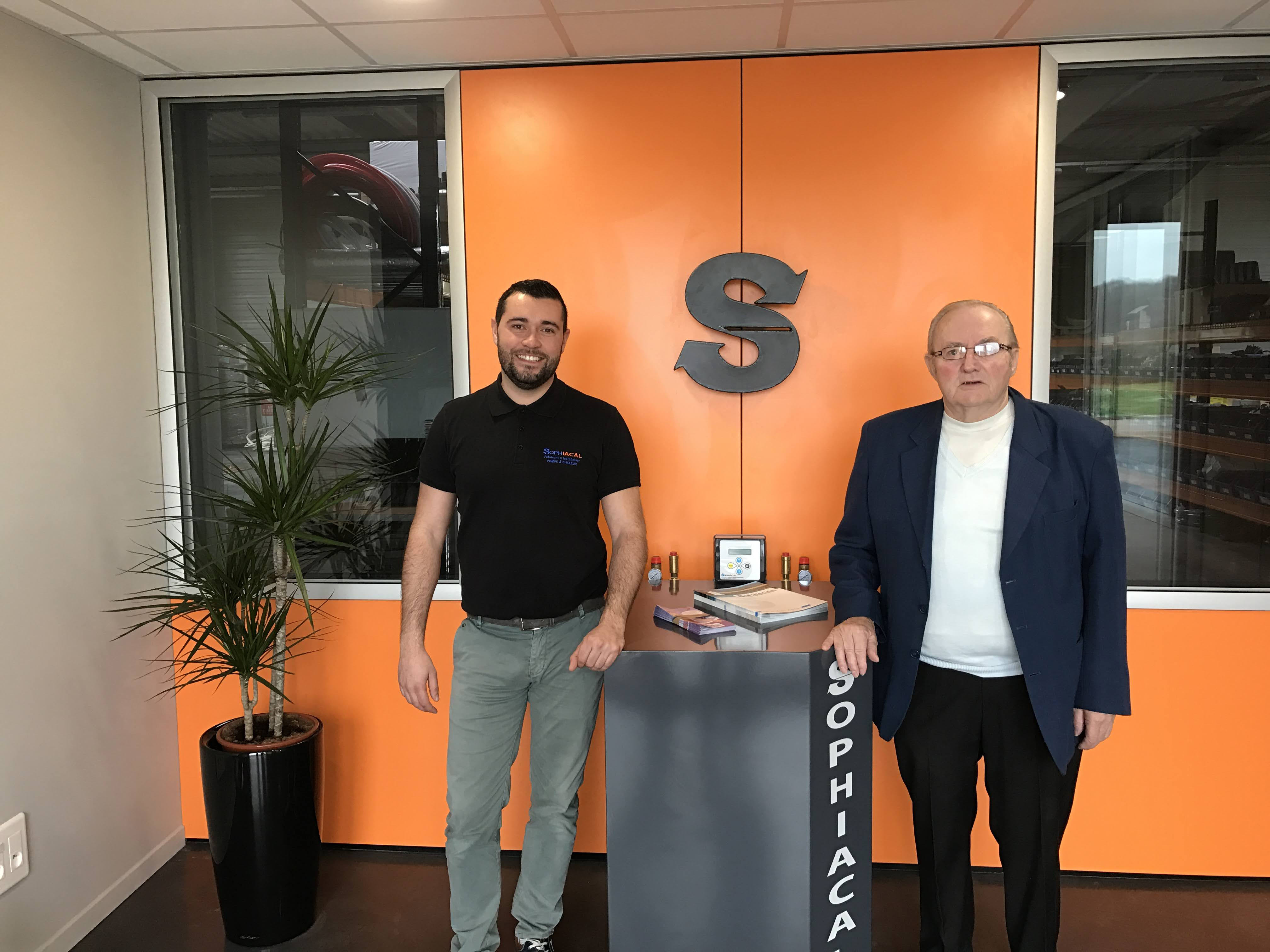 Anthony, dirigeant de Sophiacal et son grand-père, Francis, créateur de l'entreprise spécialisée dans la fabrication et l’installation de pompes à chaleur.